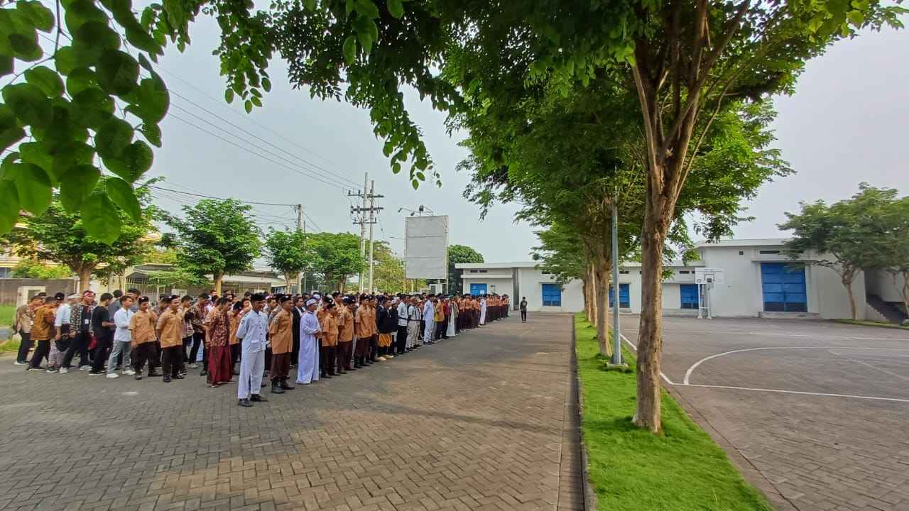 Penyelenggaraan Upacara Hari Pahlawan di Sekolah Insan Cendekia Mandiri Boarding School